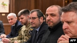 Во время предыдущего раунда переговоров (Умеров второй справа)