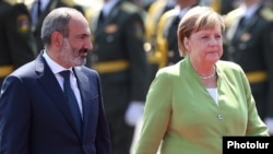 Armenia - Prime Minister Nikol Pashinian greets German Chancellor Angela Merkel at Yerevan airport, 24 August 2018.