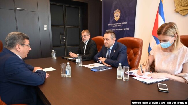 Ministri i Brendshëm i Serbisë, Aleksandar Vulin në një takim me ambasadorin e Kubës, Gustavo Trista del Tod, më 28 korrik në Beograd.