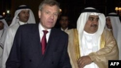 ژنرال ياپ ده هوپ شفر، دبيرکل پيمان آتلانتيک شمالی، و شيخ خالد بن احمد آل خليفه، وزير امور خارجه بحرين.(عکس: AFP)