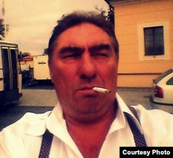 Актор Олександр Ігнатуша під час накладання гриму до ролі Брежнєва на знімальному майданчику у Празі (приватне фото актора)