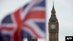 Британский флаг и часовая башня Вестминстерского дворца