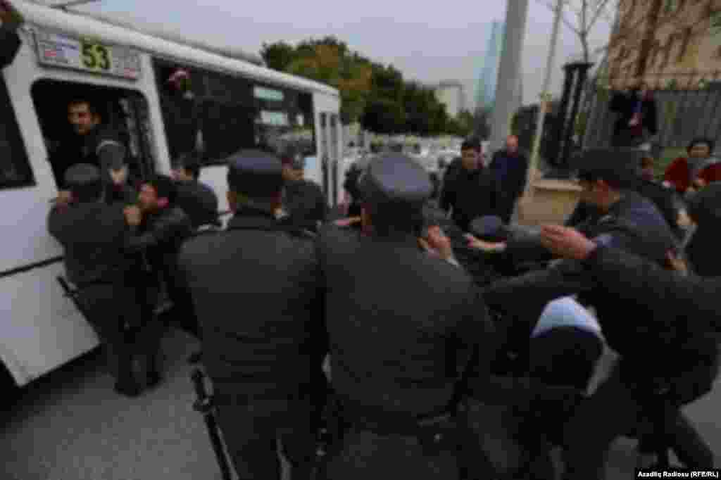 Polis Bakıda müxalifətçiləri saxlayır