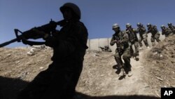 Antrenament al trupelor de comando ale armatei naționale afgane antrenate de forțele americane în apropiere de Kabul, în 2011.