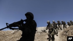 AQSh kuchlari Afg‘oniston milliy armiyasi qo‘mondonlarini tayyorlamoqda. Kobul, 22-mart, 2011-yil.