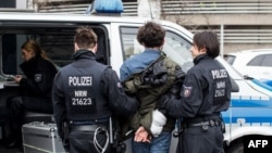 Полиция в Германии уводит задержанного (архивное фото)