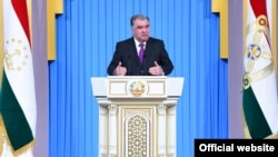 Президент Таджикистана Эмомали Рахмон выступает в парламенте. Душанбе, 26 января 2021 года.