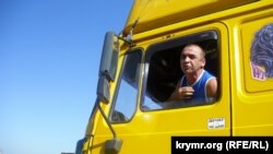 Водій вантажівки у заблокованому пункті пропуску «Чонгар», 20 вересня 2015 року