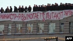 Inmates stand on the roof of the prison in Kopeisk in November 2012.