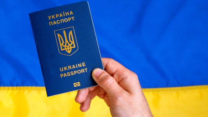Паспорта в безопасности: Порошенко отозвал законопроект о лишении крымчан гражданства