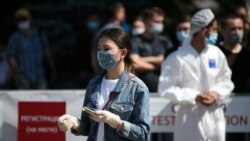 Маска тағып, қолғап киген қыз COVID-19 ауруының бар-жоғын анықтайтын мобильді тестілеу орталығында. Алматы, Қазақстан, 17 маусым 2020 жыл