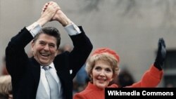 Prezident Reagan və birinci ledi Nancy Reagan 1981-ci ildə, seçki qələbəsi paradında