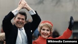 Presidenti i ndjerë amerikan, Reagan dhe zonja e parë, Nancy Reagan gjatë paradës inaguruese më 1981