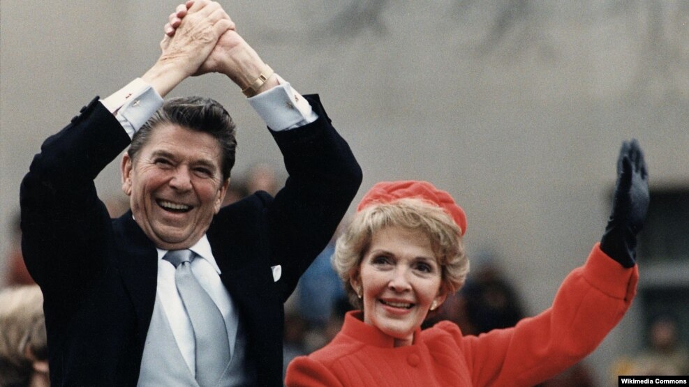 Presidenti i ndjerë amerikan, Reagan dhe zonja e parë, Nancy Reagan gjatë paradës inaguruese më 1981