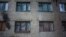 Иллюстрационное фото. Окна студенческого общежития, поврежденніе осколками, Красногоровка