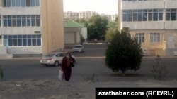 1990-njy ýyllarda Türkmenistanda 100 müňden gowrak gazak ýaşaýardy. 2008-nji ýylda Gazagystanyň Daşary işler ministrligi Türkmenistanda takmynan 20 müň gazagyň ýaşaýandygyny habar berdi.