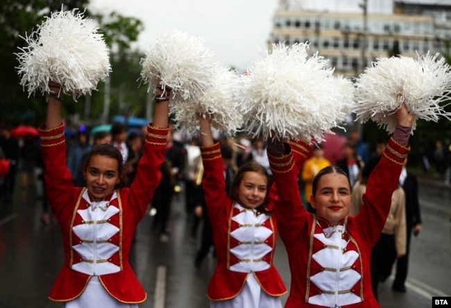Procesion solemn drejt monumentit të "Shën Shën Kirili dhe Metodi" përpara Bibliotekës Kombëtare "Shën Shën Kirili dhe Metodi" me rastin e 24 Majit