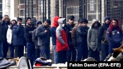 Migranti čekaju u redu u migrantskom kampu u Blažuju (21. januar)