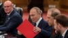 Ruski predsjednik Vladimir Putin sređuje dokumente na početku bilateralnog sastanka s kineskim liderom Xi Jinpingom u Pekingu, 2. septembra.