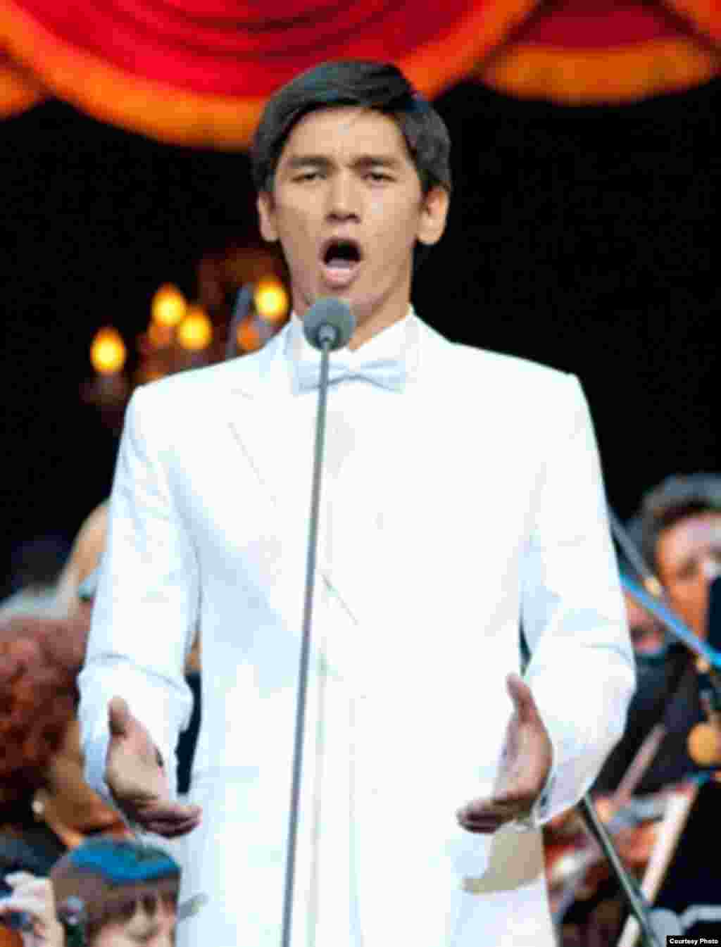 Қорақалпоғистонлик опера қўшиқчиси Жанисбек Пиязов Муслим Магомаев номидаги Иккинчи халқаро вокалчилар мусобақасида