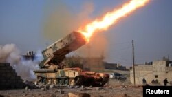 Yrak goşuny “Yslam döwleti” (YD) toparynyň söweşijilerine garşy söweşde top oklaryny ulandy, Mosul şäheriniň günorta bölegi, 23-nji fewral, 2017. 