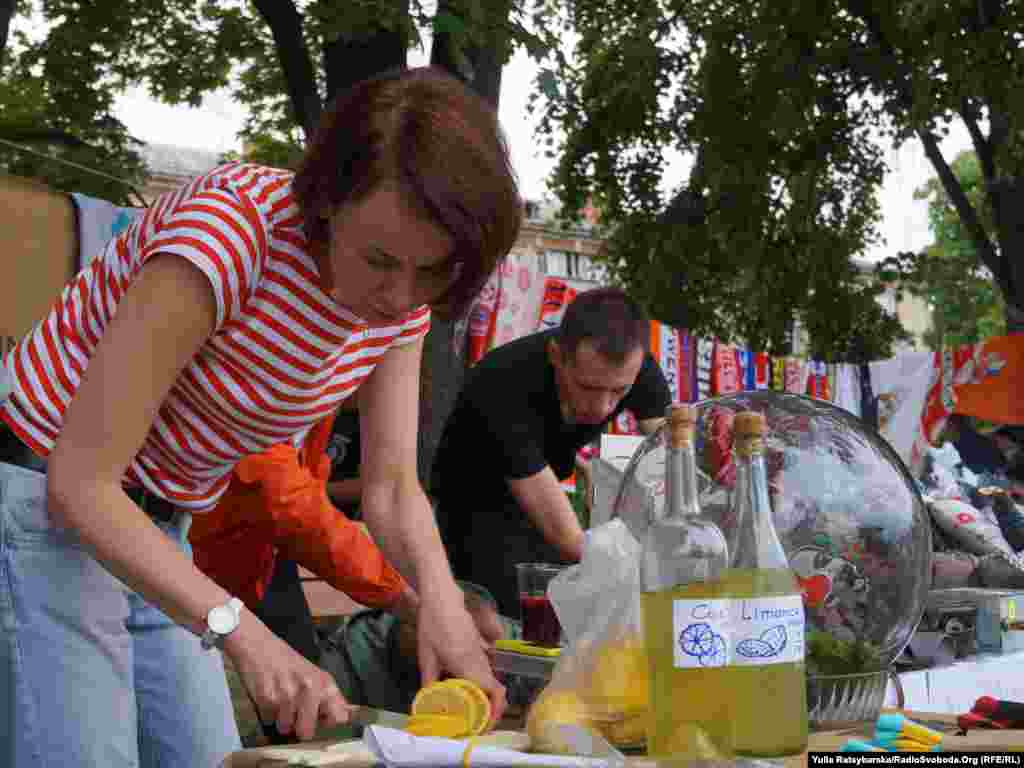 Волонтери готують домашній лимонад
