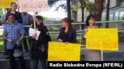 Новинарите на протест пред судот во Скопје побараа ослободување од притвор на нивниот колега Томислав Кежаровски од Нова Македонија. 31 мај 2013.