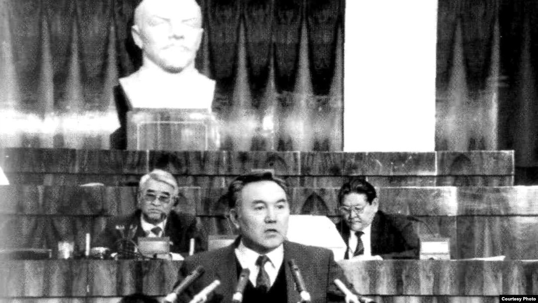 Емізіктегі инелер туралы бейне Жеке компаниядан толық метражды порно