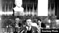 Президент Нурсултан Назарбаев на трибуне Верховного Совета Казахстана