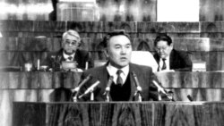 Президент Казахстана Нурсултан Назарбаев выступает в Верховном Совете. Справа за его спиной — Серикболсын Абдильдин.