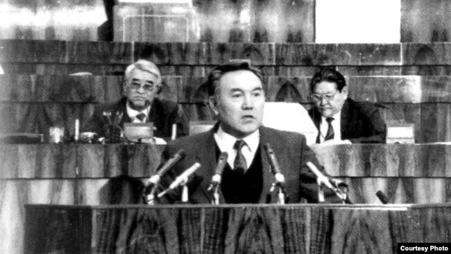 Президент Казахстана Нурсултан Назарбаев выступает в Верховном Совете. Справа за его спиной — Серикболсын Абдильдин.