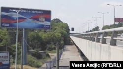 Bilbord na putu ka aerodromu u Beogradu