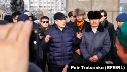 "Қазақстанның демократиялық партиясын" құрғысы келетін бастамашыл топтың жетекшісі Жанболат Мамай (ортада) жұртты 6 маусымға билікке қарсы митингіге шақырған.
