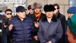 Активист Жанболат Мамай и другие инициаторы создания Демократической партии Казахстана у монумента Независимости. Алматы, 16 декабря 2019 года.