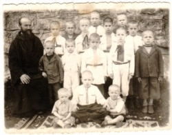 Сироти в Унівському монастирі, серед яких і єврейські діти