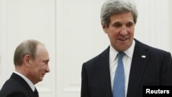 Президент Росії Володимир Путін (ліворуч) і держсекретар США Джон Керрі (архівне фото)