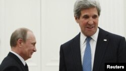 Президент России Владимир Путин (слева) и государственный секретарь США Джон Керри. 