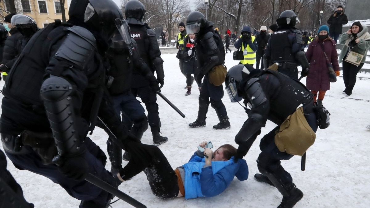 Власть насилие. Полицейские избивают митингующих.