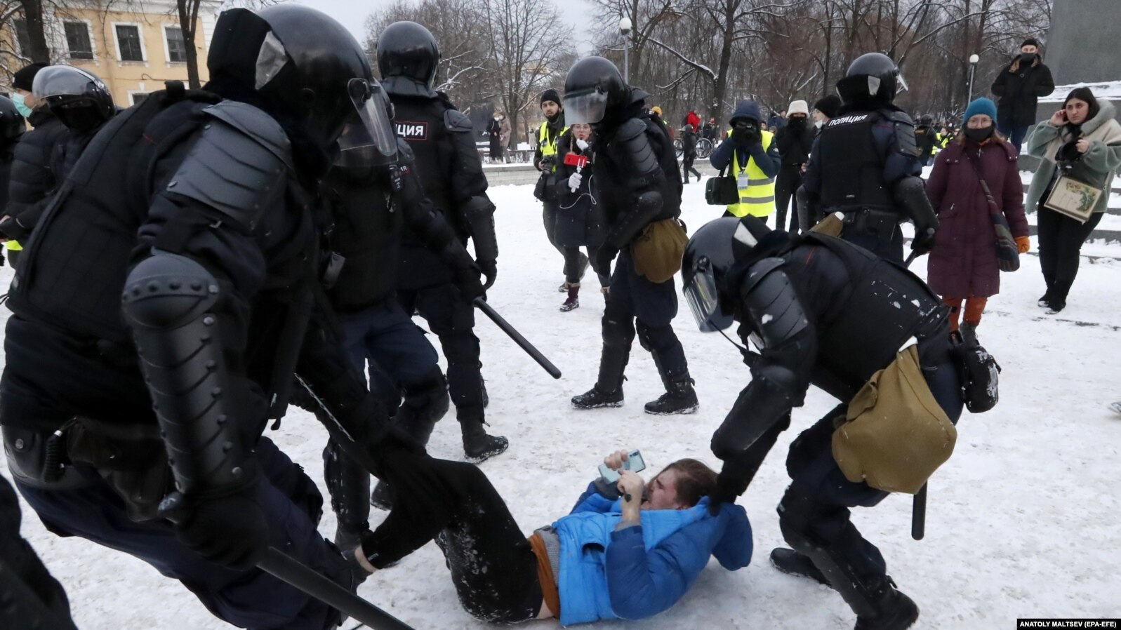 Задержано более. Полицейские избивают митингующих.