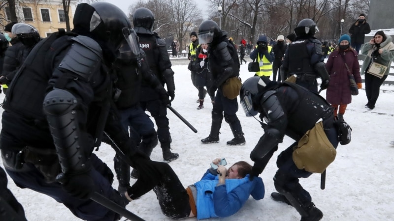 Кремљ: Апсењата на протестите за Навални беа неопходен одговор