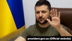 Președintele Volodimir Zelenski va vorbi parlamentarilor români prin videoconferință, la fel cum a făcut până acum cu parlamentarii din mai multe țări europene. 