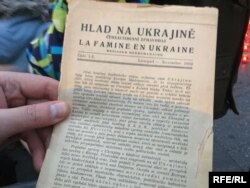 Українці намагалися повідомити про Голодомор світові, зокрема, через такі листівки різними мовами