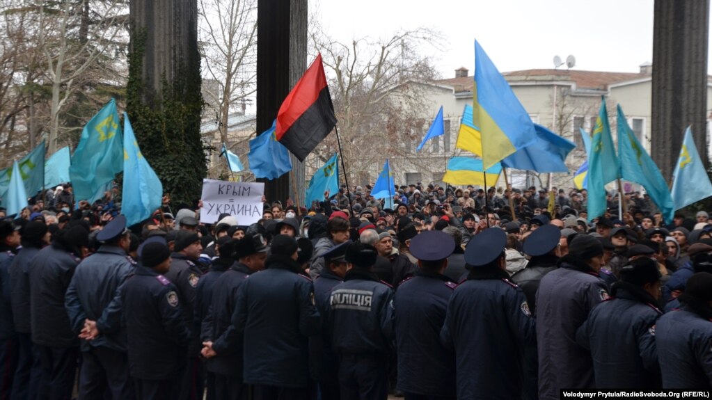 Архивное фото: митинг под зданием Верховной Рады Автономной Республики Крым, 26 февраля 2014 года