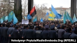 Мітинг на підтримку територіальної цілісності України, скликаний Меджлісом кримськотатарського народу. Сімферополь, 26 лютого 2014 року