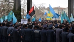 Многотысячный митинг в поддержку территориальной целостности Украины, созванный Меджлисом крымскотатарского народа. Симферополь, 26 февраля 2014 года