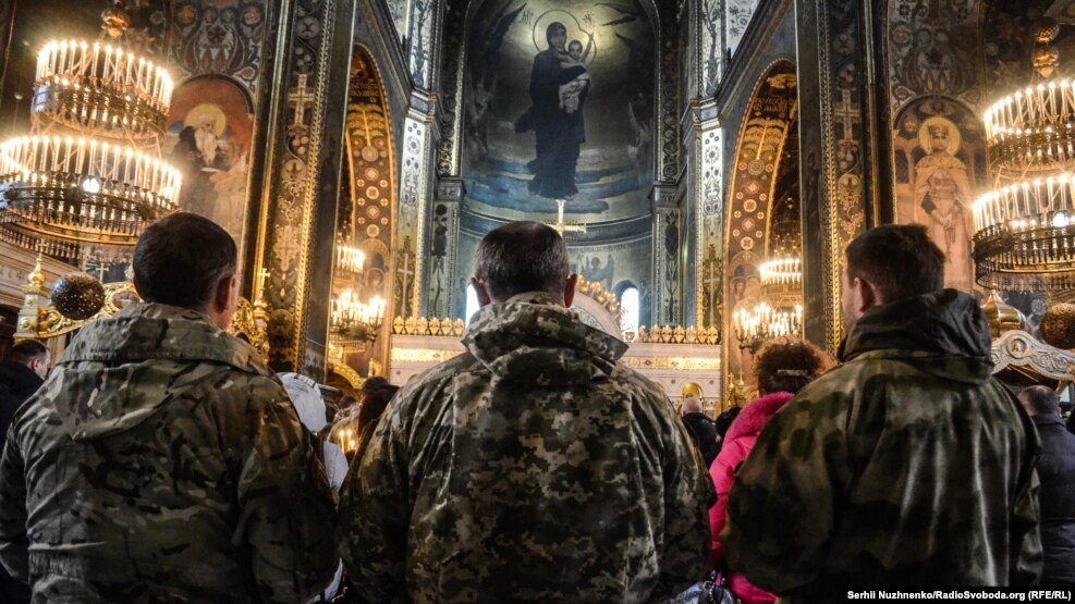 Учасники поминальної служби у Володимирському соборі у Києві, 21 січня 2016 року