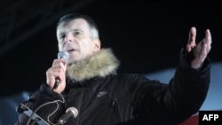 Михаил Прохоров, российский миллиардер, бывший кандидат в президенты, выступает перед сторонниками оппозиции на акции протеста в центре Москвы. 5 марта 2012 года.