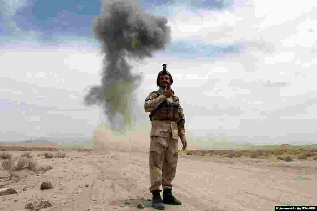 Абясшкоджваньне супрацьпяхотных мінаў у Кандахары, Аўганістан; 20 чэрвеня.