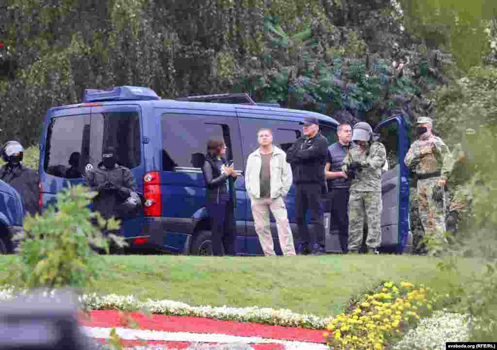 За разгонам назіраюць прэс-сакратарка Аляксандра Лукашэнкі Натальля Эйсмант і Дзьмітры&nbsp;Паўлічэнка, экс-камандзір вайсковай часткі 3214, якога&nbsp;падазравалі&nbsp;ў зьнікненьні апанэнтаў рэжыму