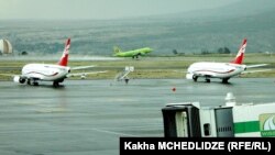 Самолеты в аэропорту Тбилиси, архивная фотография